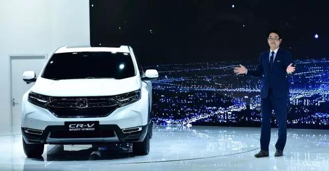 作為全球最暢銷的SUV， CR-V創(chuàng)造了無數(shù)個奇跡。撇開全球不說，從2004年CR-V被引進(jìn)到中國市場以來，就開拓了城市SUV市場，開啟了國內(nèi)高品質(zhì)SUV生活潮流。進(jìn)取之路永不停止，就在此次上海車展期間，東風(fēng)本田CR-V也終于迎來了全新?lián)Q代，實現(xiàn)了從內(nèi)到外的全面革新。