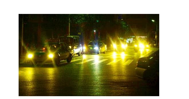 夜晚開車，小心穿了隱身衣的黑衣女子，會(huì)吃人！