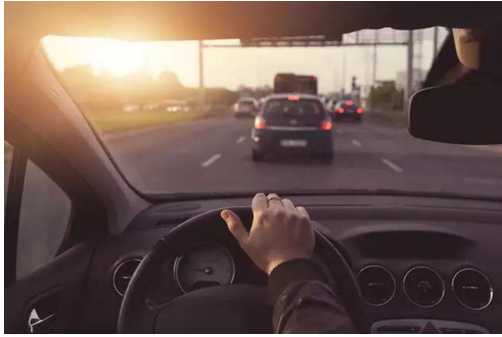 開車的這些陋習(xí)，據(jù)說會(huì)開車的人都犯過！別說你沒有！